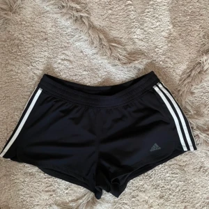 Svarta träningsshorts  - svarta träningsshorts i fint skick