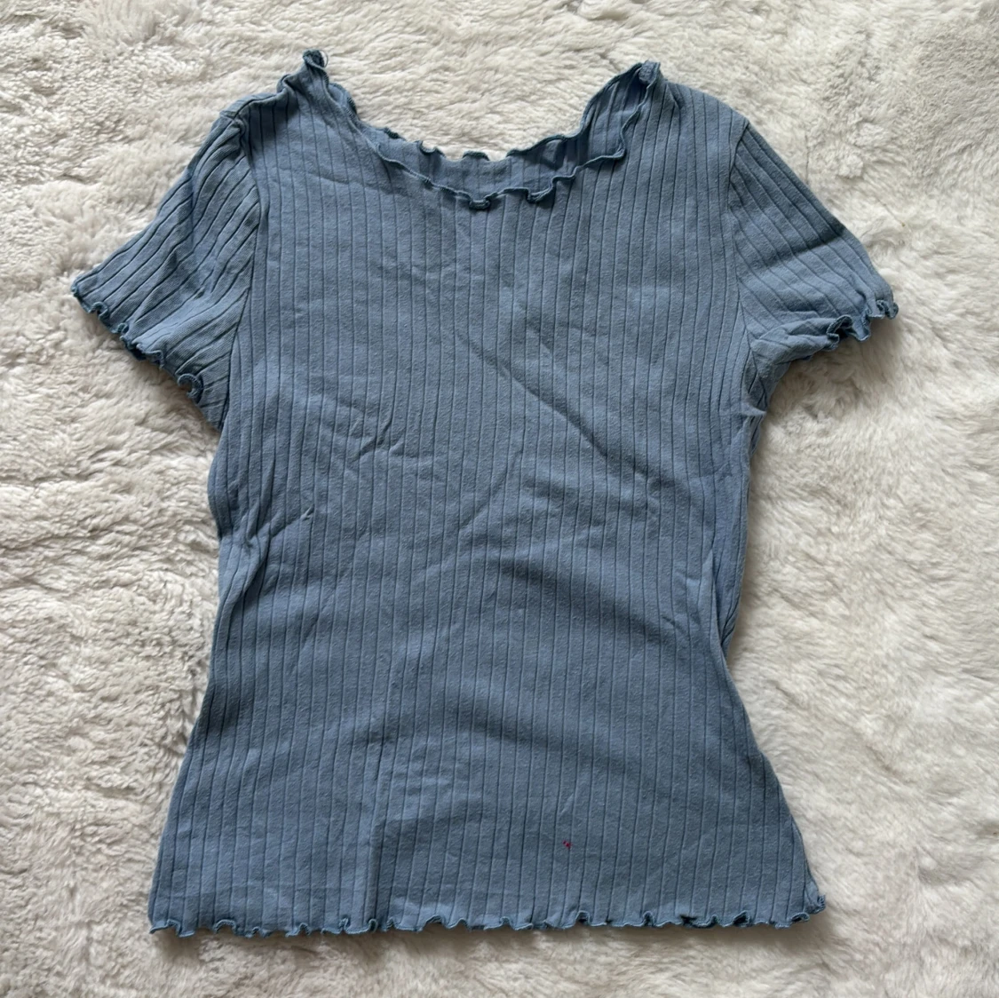 Ribbad topp i blått och vitt