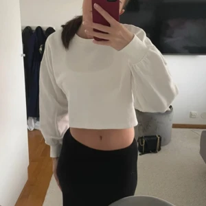 Vit croppad tröja - Vit kroppad hoodie i strl XS från Gina Tricot. Använd flertalet gånger men i fint skick.