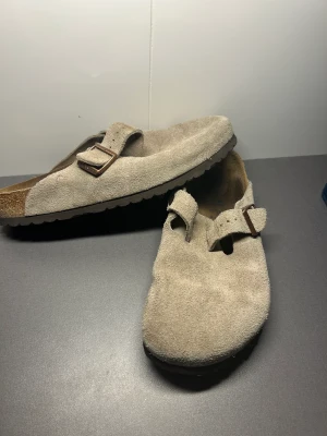 Birkenstock - Säljer nu mina Birkenstock i storlek 42 absolut inget fel på dom men användes ej så mycket. Angående pris så har jag inte satt något i sten så kom gärna med ett pris.  Angående frågor så är det bara att skriva till mig😃