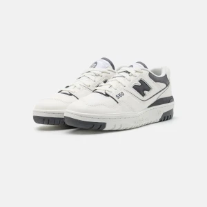 New balance skor - Säljer new balance skor. De är använda och har slitage och säljer därför skorna för ett så lågt pris. De är dock använd bara och slitaget märks inte av.