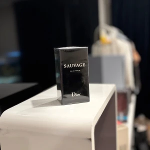 Sauvage Eau de Parfum från Dior - , Sauvage Eau de Parfum 100ml från Dior. Helt ny i förpackning Flaskan har en stilren design i svart med silverdetaljer. Perfekt för den som vill ha en tidlös och kraftfull doft.