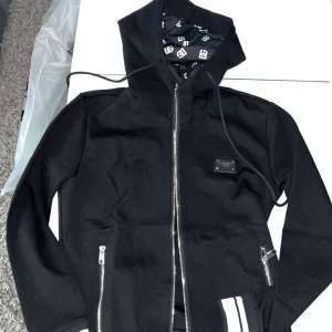 Dolce gabbana set, zip och byxor - Säljer en helt ny set från dolce gabbana storlek M, säljs då den inte sitter bra på mig, lite liten i storleken så passar S också