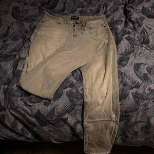 Grå jeans från Jack & Jones - Säljer ett par grå jeans från Jack & Jones, modell Glenn. De har en slim passform och är väldigt bekväma, sitter bra är lagom tight storlek 27-30