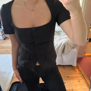Svart kortärmad blus med knappar - Från Zara! Använd 1 gång