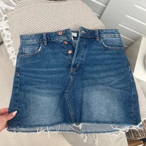 Blå jeans kjol  - Superfin blå jeans kjol från H&M, dem är i storlek L men va liten i storlek så mer som en M💗