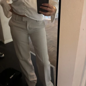 Kostymbyxor  - Beiga kostymbyxor, straight fit och midwaist