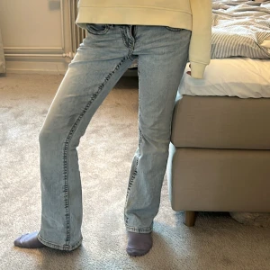 Lågmidjade Ljusblå bootcut jeans - Snygga ljusblå bootcut jeans med en klassisk femficksdesign. De har en bekväm passform och är perfekta för en avslappnad stil. Jeansen har en lätt tvättad look som ger dem en trendig touch.