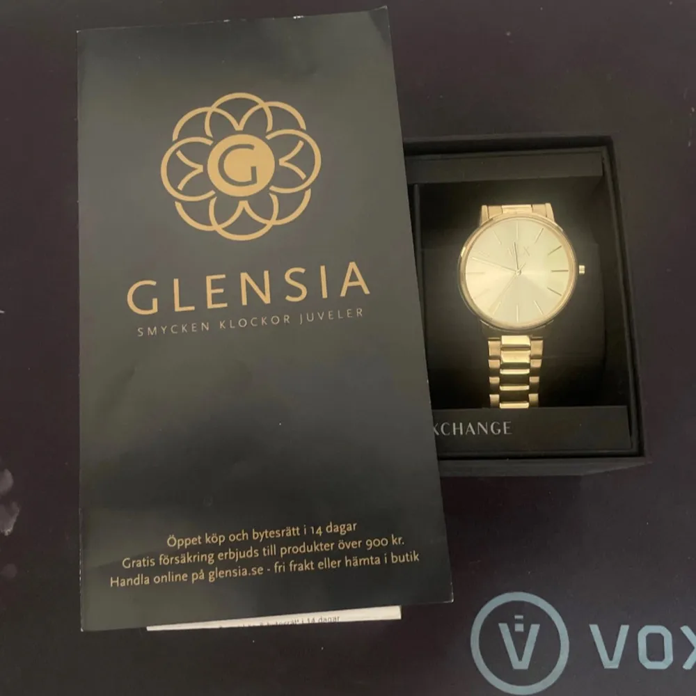 Säljer då min Armani exchange klocka pga att jag inte användigt den som jag trodde jag skulle för tycker inte jag passar i klockor, den är i väldigt bra skick, inga repor eller nåt. Sen så finns de extra delar till om den e för stor eller liten. Kvitto och boxen till finns med. Priset kan diskuteras. Asusteet.