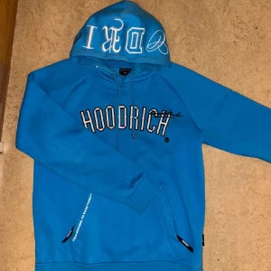2 Hoodrich tröjor 2 Byxor 1 Sailracing hoodie - Säljer 2 hoodrich tröjor 1 hoodrich byxa ,  1 adidas byxa, och 1 sailracing tröja