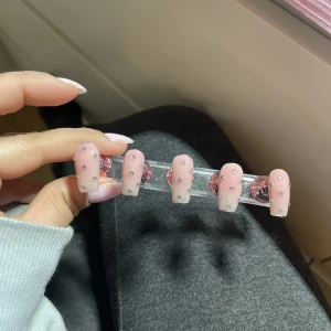 Press on naglar -  press on naglar handgjorda av mig. Allt för att sätta på naglarna följer med i paketet