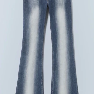 Blå trendiga bootcut jeans från weekday - Snygga blå bootcut jeans från weekday som trendar 🫶w 26 l 32