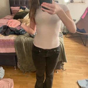Gråa jeans - Säljer ett par grå lågmidjade jeans från lager 157. 