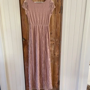 Puder rosa spets klänning från Dry Lake storlek S - Säljer denna fina puder rosa spets klänning från Dry Lake i storlek S. Haft den på ett dop och ett bröllop. Skön och har bra innertyg, så ej genomskinlig. Perfekt om du ska på dop eller bröllop. Köpt för 800kr säljer för 450kr