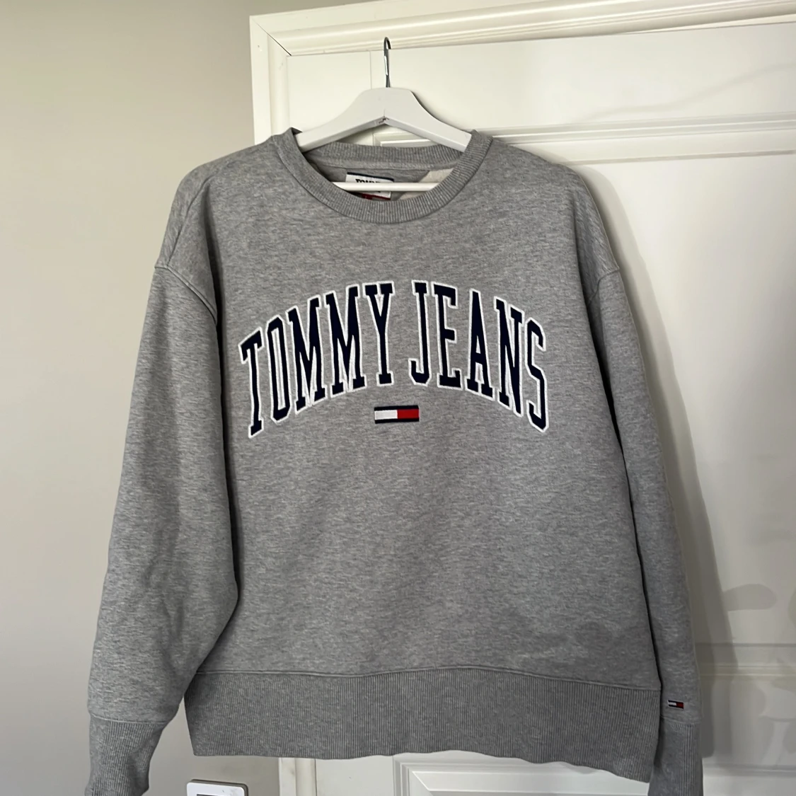 Grå sweatshirt från Tommy Jeans
