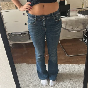 Blå bootcut jeans från Diesel - Säljer ett par snygga blå bootcut jeans från Diesel. De har en låg midja och bootcut.Inga defekter och har används fåtal gånger.Säljer pga att de inte kommer till användning.