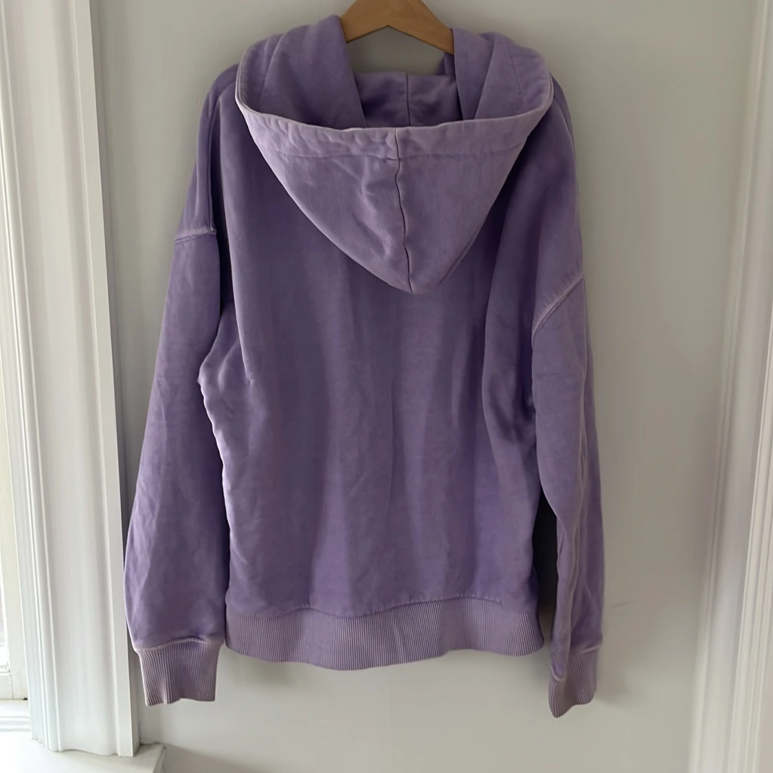 Lila hoodie från Les Coyotes de Paris - 1