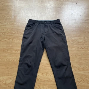 Svarta golfbyxor från Puma - Säljer ett par svarta byxor från Puma i storlek 32/32. Använt men bra skick