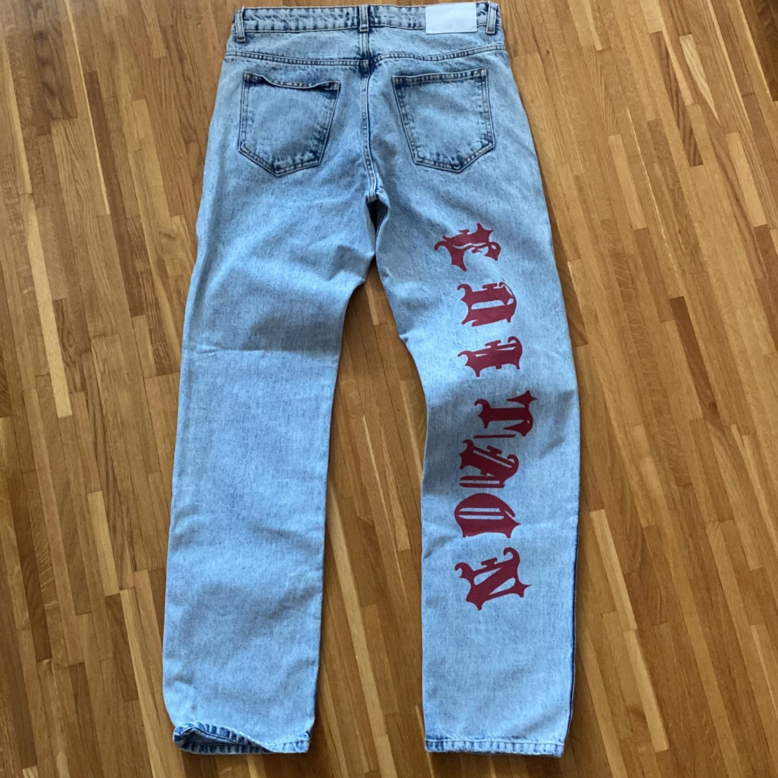 Ljusblå jeans med tryck från boohooMAN - 1