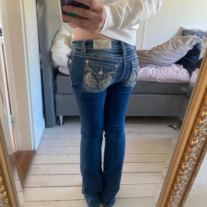 Snygga miss me jeans❤️ - Jätte snygga jeans från miss me som jag inte använt mycket eftersom dom är lite stora🥰Dom är i strl 26 skulle vara intresserad av ett par i strl 25 low waist