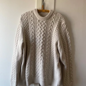 Kabelstickad tröja - Mysig kabelstickad tröja från H&M i strl M. Modellen är i oversized fit. Knappt använd så i superbra skick!