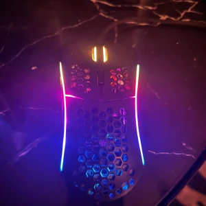 Svart gamingmus från Glorious PC Gaming Race - Säljer en svart Glorious Model D gamingmus med RGB-belysning. Musen har en lättviktig design med hexagonmönster för bättre ventilation och grepp. Perfekt för gaming med hög precision och stil. Köp direkt eller ge prisförslag 🎮