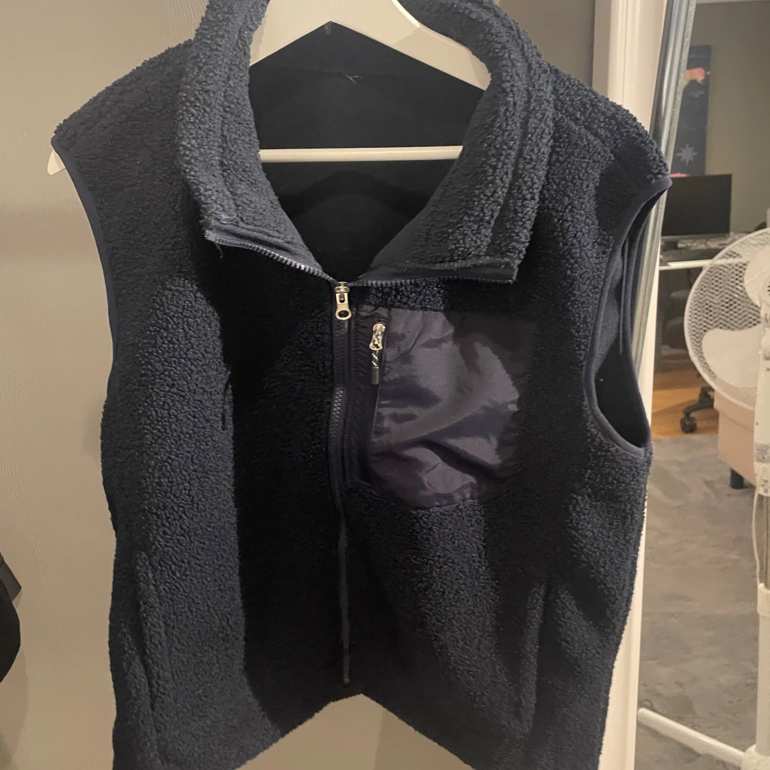 Mörkblå fleeceväst med dragkedja