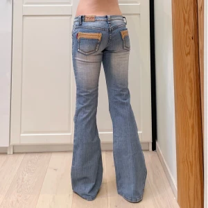 Lågmidjade bootcut jeans🤩 - Midja 36x2 cm, gren 20 cm o innerben 82 cm💕jae 169 o xs-s för referens. Märkta W26 men sitter som en xxs. Obs lagad bältesögla och lite fläck inringad på en av bilderna 