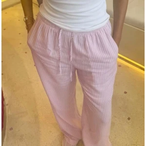 Pyjamas/mjukisbyxor  - Jättefina randiga mjukisbyxor från lager 157, som tyvärr är för korta. Storlek S men passar den som har storlek 145-150 på byxor, alltså xs. Mycket bra skick. Skriv gärna för prisförslag💕