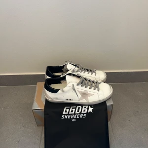 Golden goose - Helt oanvända golden goose | Ny pris ligger på ca 5 000kr men säljer dom för lite billigare eftersom att dom inte är direkt från butik! | Bara höra av er för fler frågor!😄(Allt medföljer!) PRISET ÄR INTE HUGGET I STEN!!