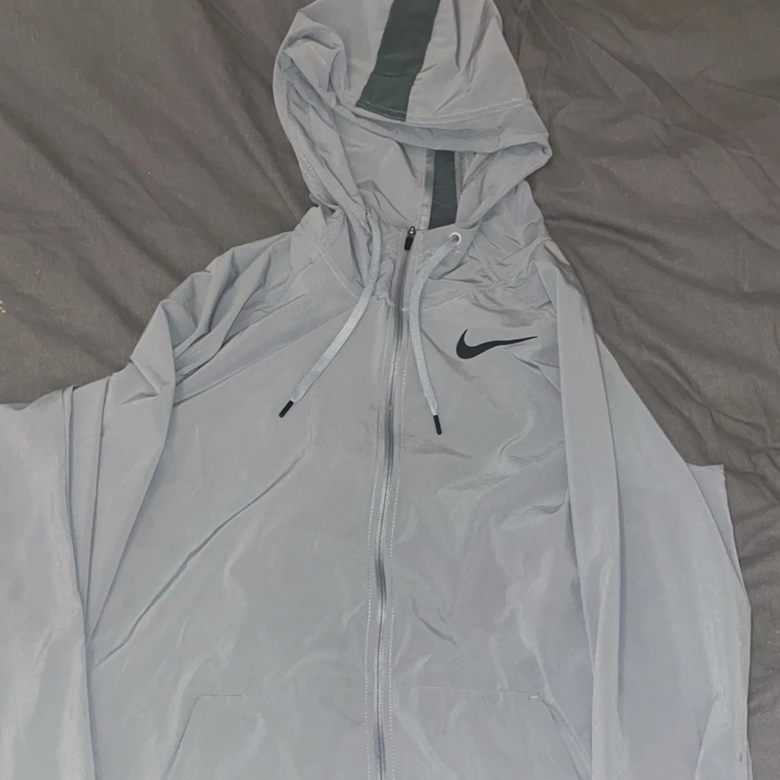 Grå vindjacka från Nike