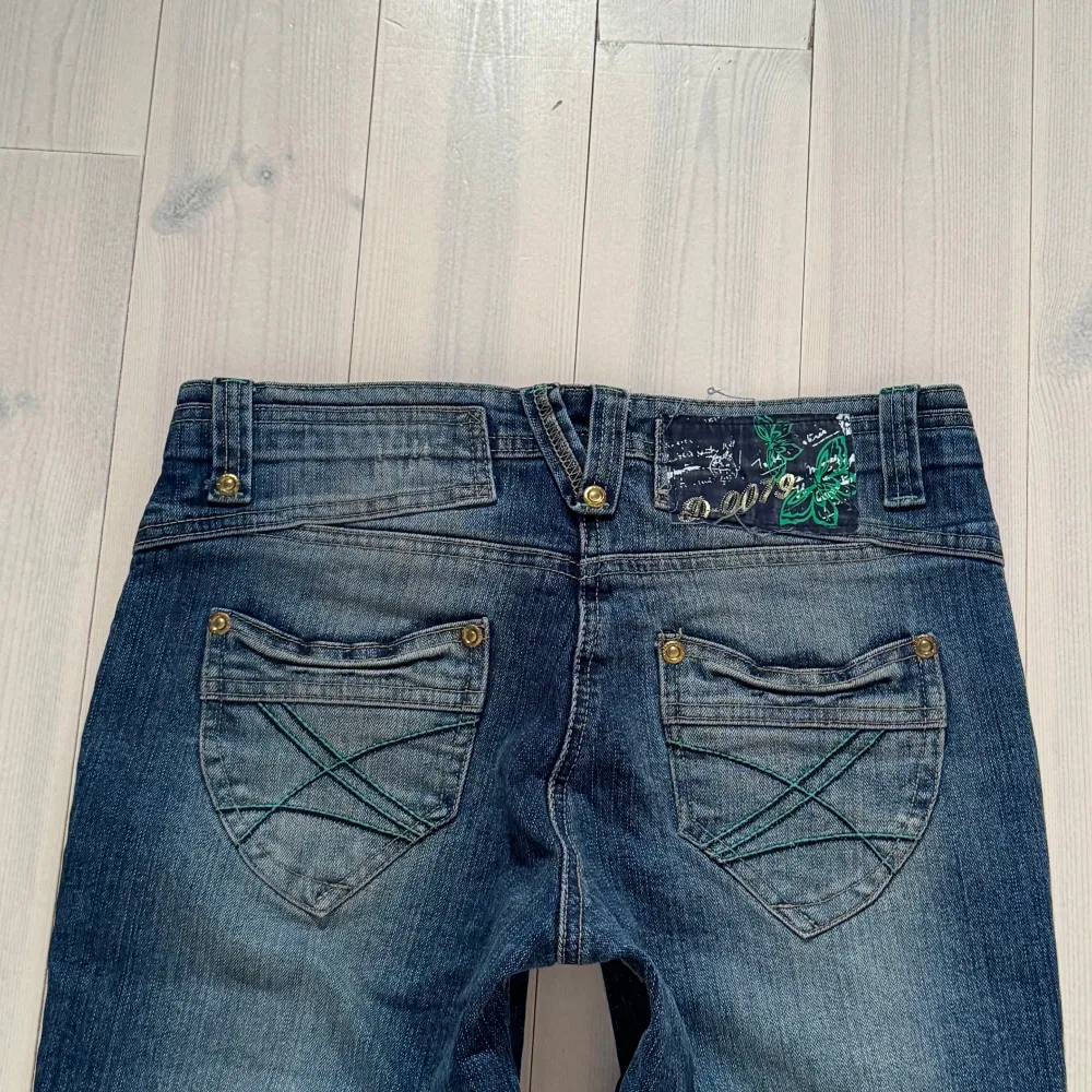Midjemått: 38cm Innerbenslängd: 70cm. Kolla in min profil och följ för fler jeans🙌. Farkut & Housut.