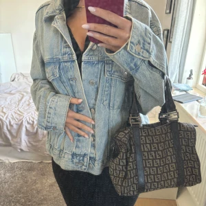 Ljusblå jeansjacka - Säljer en klassisk ljusblå jeansjacka med knappar framtill och två bröstfickor. Jackan har en lite oversized passform. Perfekt för vår och sommar!🌷(jag är en storlek xs men har köpt jackan i xl för en oversized look)