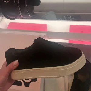  Eytys doja  - Snygga svarta sneakers från Eytys med en stilren design. Skorna är i nyskick! Storlek 36! Pris kan diskuteras💖