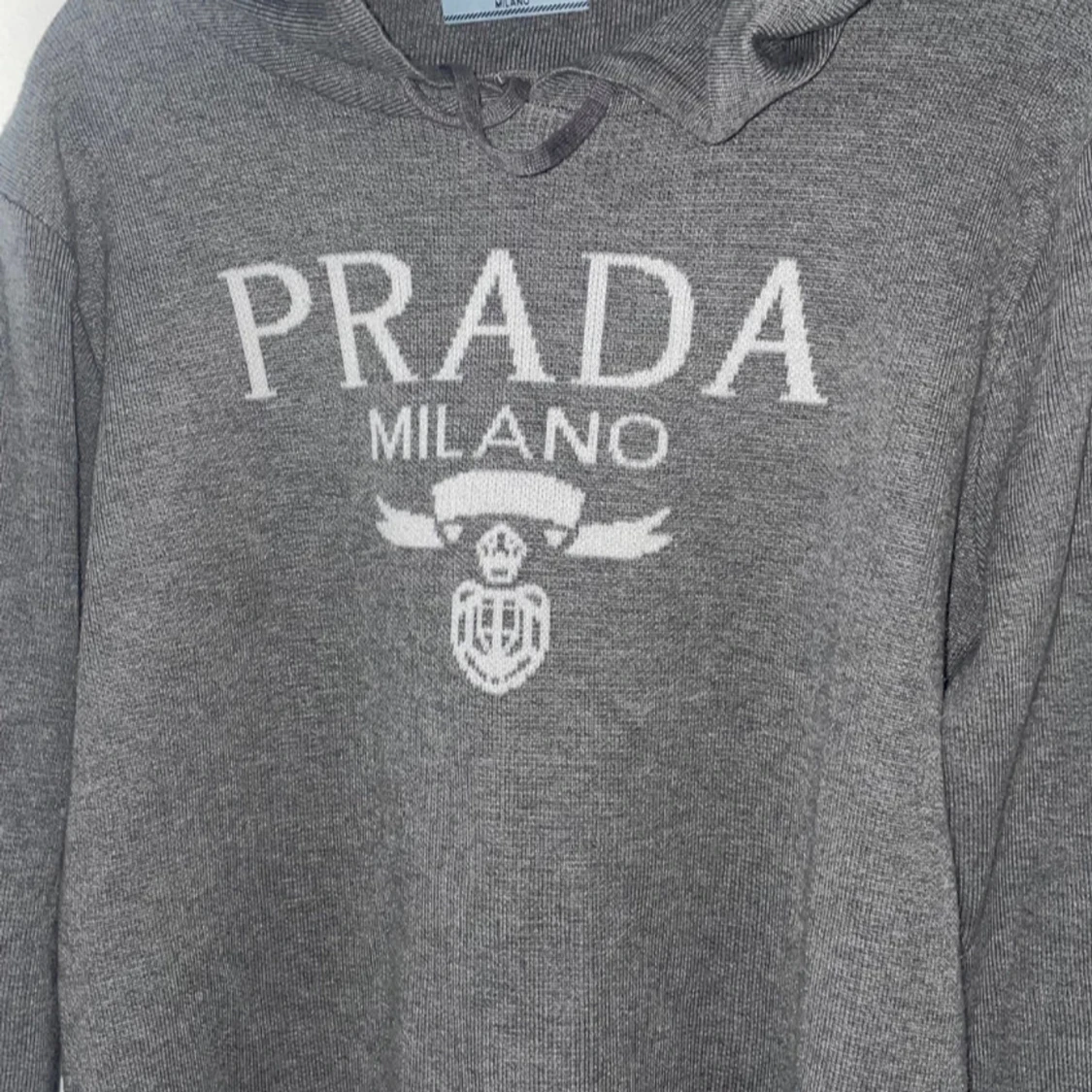 Grå hoodie från Prada - 1