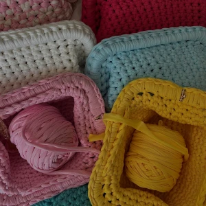 Gör handvirkade clutch/handväskor!  - Gör handvirkade clutch/handväskor!  Har massor av olika färger på garn om man vill ha en specifik färg! Varje väska har ett eget inlägg där man kan köpa dem direkt 💕