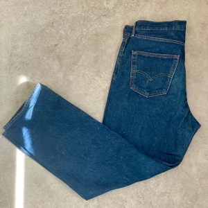 Levis jeans - Snygga blå jeansbyxor med klassisk design från Levis. De har en rak passform och är perfekta för en avslappnad stil. 