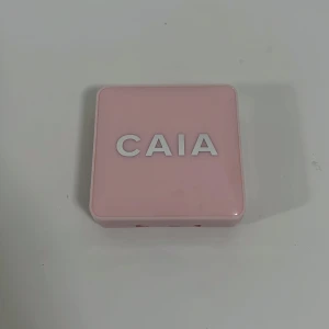 Rouge från CAIA - Säljer ett rouge från CAIA i en söt rosa förpackning. Perfekt för att ge kinderna en fräsch och rosig ton. Kompakt och lätt att ta med sig i väskan. Skriv om ni skulle vilja köpa 💖