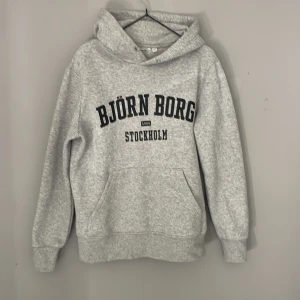Grå hoodie från Björn Borg - Säljer en Björn Borg hoodie som jag haft i ett halv år men nu inte passar. Super skönt material och den passar till allt och den är i ett väldigt bra skick 