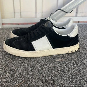 Valentino flycrew - Super sköna flycrew i 41 sitter mer 42, riktigt bra skick och hör av er för fler bilder och pris går diskutera vid snabbaffär.