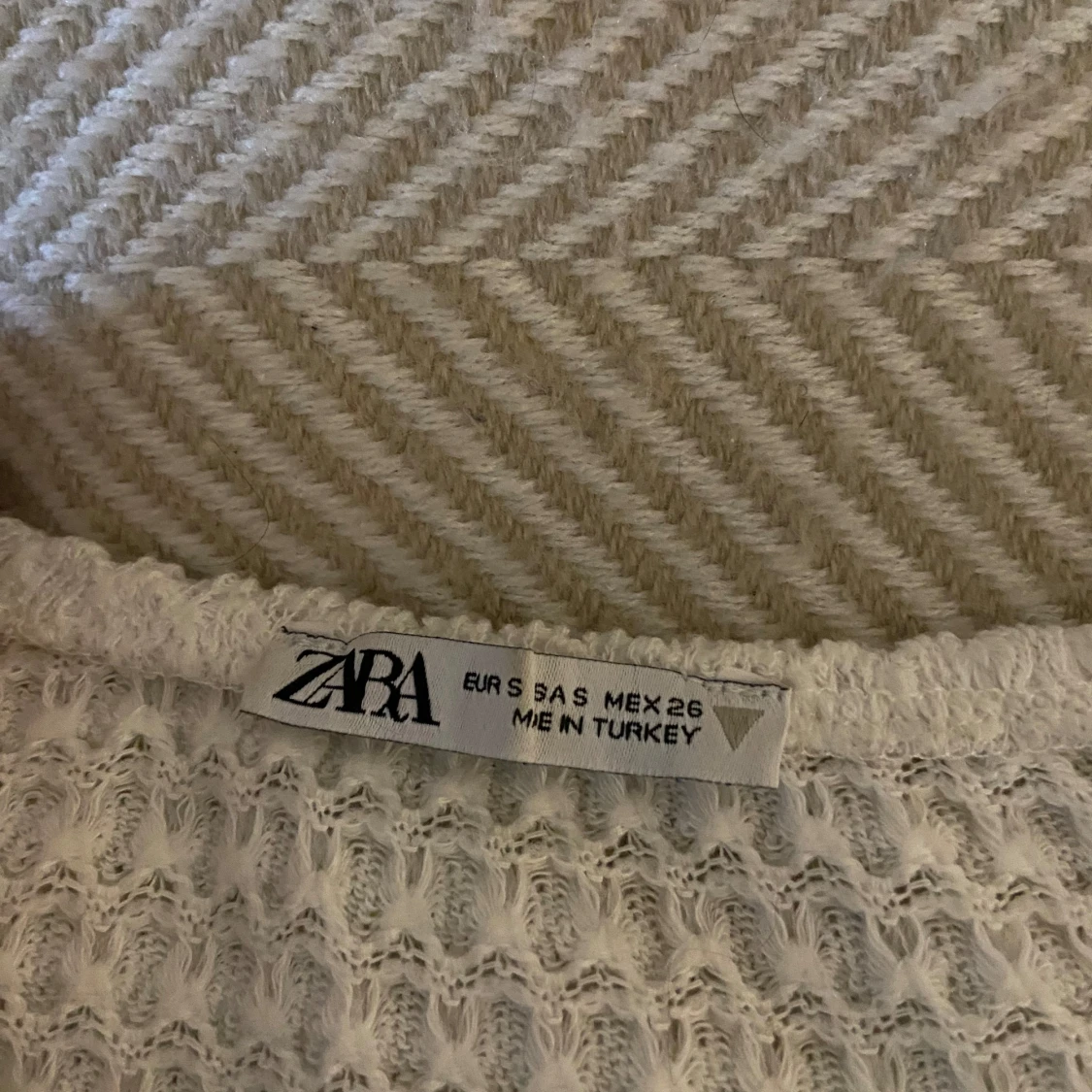 Vit topp med spetsdetaljer från Zara - 1