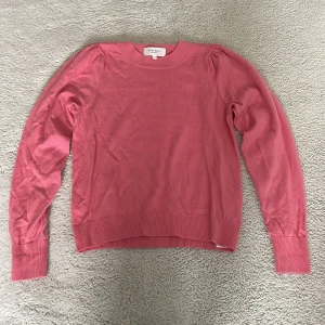 Rosa tröja från Part Two - Säljer en söt rosa tröja från Part Two. Den har långa ärmar och ribbade muddar vid ärmslut och nederkant. 