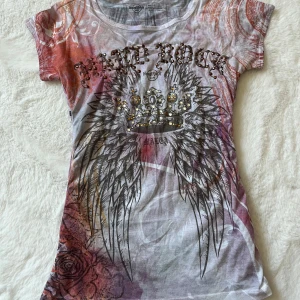 Hard rock couture tshirt - As cool Hard Rock Cafe tshirt i fint skick. Det står M men jag skulle säga den passar mer som S eftersom den är insydd i sidorna. Om du har M kan du köpa och bara sprätta upp där det är sytt!