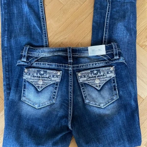 Missme jeans  - Skulle säga att passformen är mer curvy men inte straight. Sitter bra på mig som är 174 cm. Nypris 1500kr pris kan diskuteras