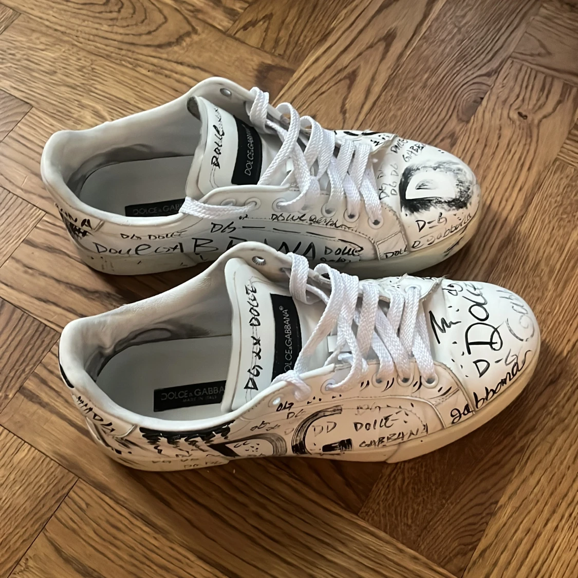 Vita sneakers med svart graffiti från Dolce & Gabbana