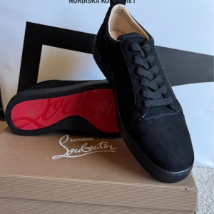 Svarta Christian Louboutin  - Säljer mina svarta Christian Louboutin som är storlek 43. Har använt skorna 3 gånger men ser helt nya ut. Man får med 3 extra spikar.