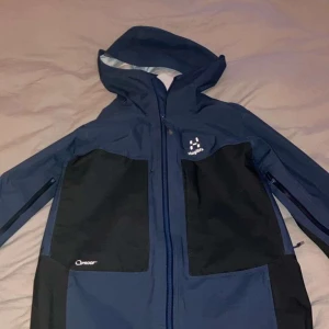 Haglöfs jacka  - Hej! Säljer haglöfs jacka den är den är knappt använd 1-3 gånger och har ett litet hål där bak i ryggen men inte så synlig. Storlek är m men passar båda s och m
