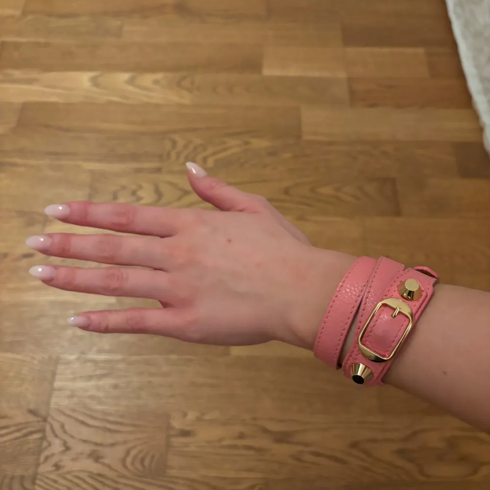säljer rosa armband från balenciag, bra skicka bar liten defekt mellan de guldiga knapparna där färgen försvunnit lite💗. Asusteet.