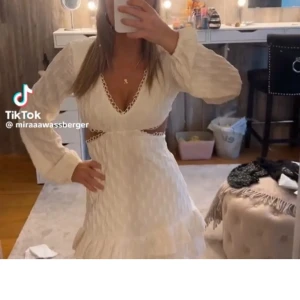 Studentklänning  - Säljer den populära klänningen från cider i storlek xs. 