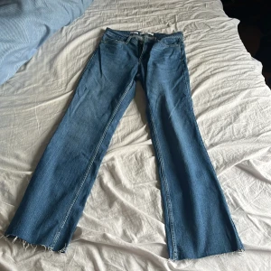 Blå jeans straight leg - Säljer blå jeans straight leg från MANGO. Aldrig använda och helt nya, är i mycket bra skick. Pris kan diskuteras